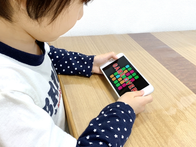 ゲームをする子供