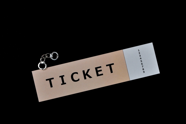 チケットと手錠