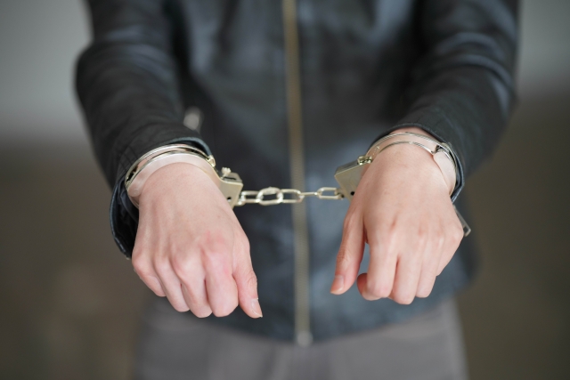 手錠をつけられる両手