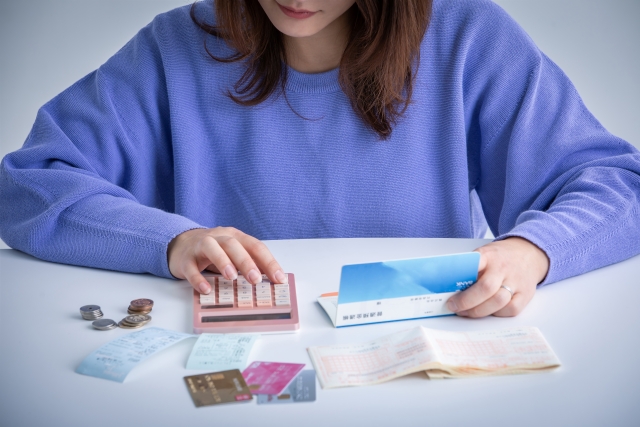 ギャンブルの浪費で家計が赤字になり悩む主婦