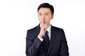 家族に借入を秘密にしている男性