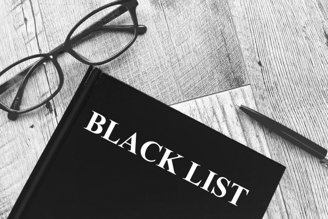 黒いノートにブラックリストの文字
