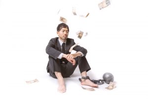 闇金への返済に囚われる人のイメージ