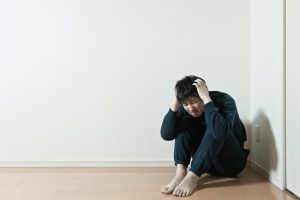 闇金を恐れている人のイメージ
