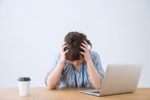 嫌がらせに悩む女性