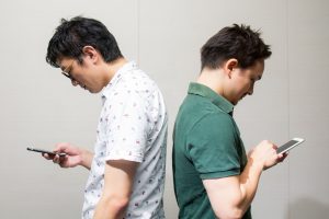 vスマホを通して個人間融資のやり取りをする人のイメージ図