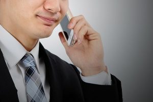 優しい闇金が電話しているイメージ