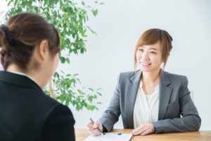 女性事務員に闇金相談をするイメージ