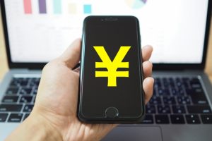 スマホで買取査定をするイメージ