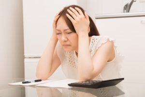 闇金問題に悩む女性