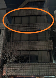 ブラインドが閉まり真っ暗な堀木ビルの4階。
